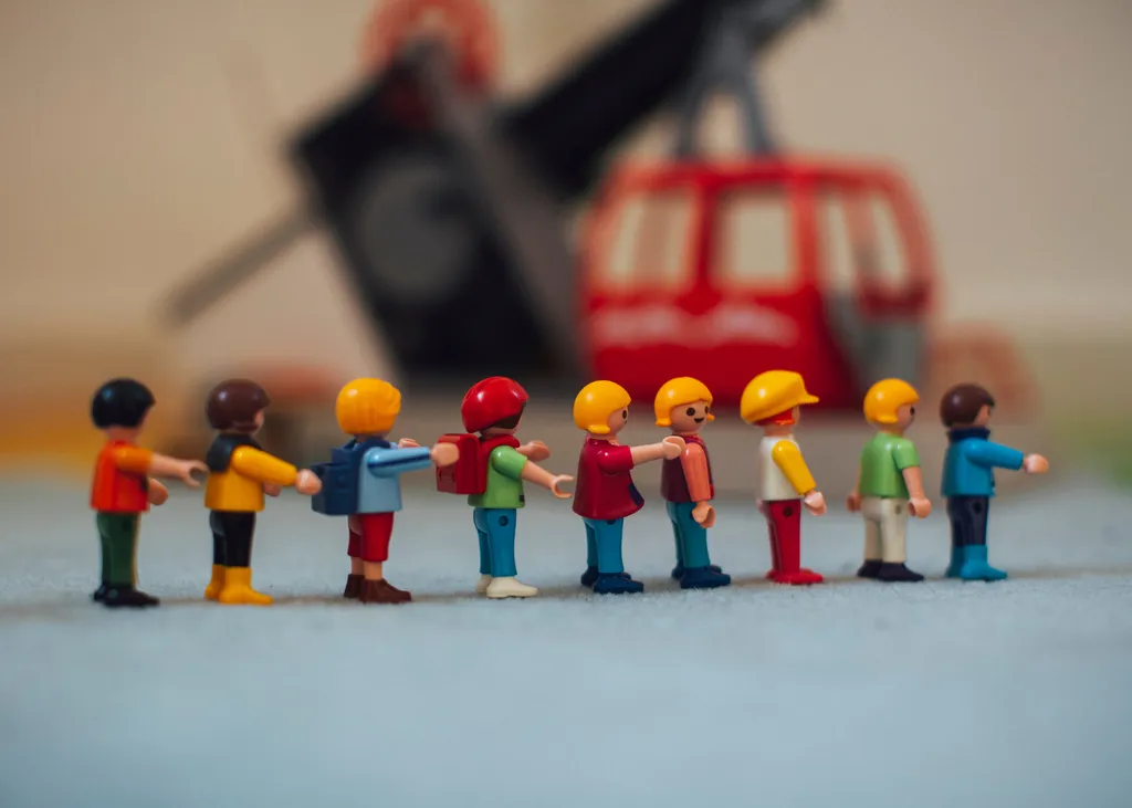 Figurines LEGO® alignées symbolisant la coordination d’équipe – illustration du coaching collectif Pronexxus pour restaurer cohésion, coopération et agilité face aux défis de la facturation électronique à Paris et La Défense.