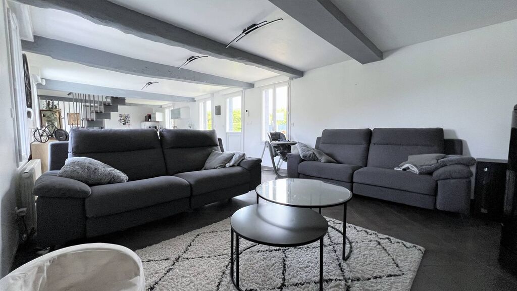 Une vaste salle/salon très lumineuse