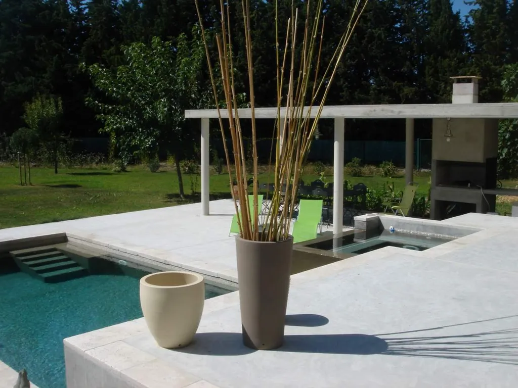Conception d'architecte pour une piscine moderne à Saint-Rémy de Provence
