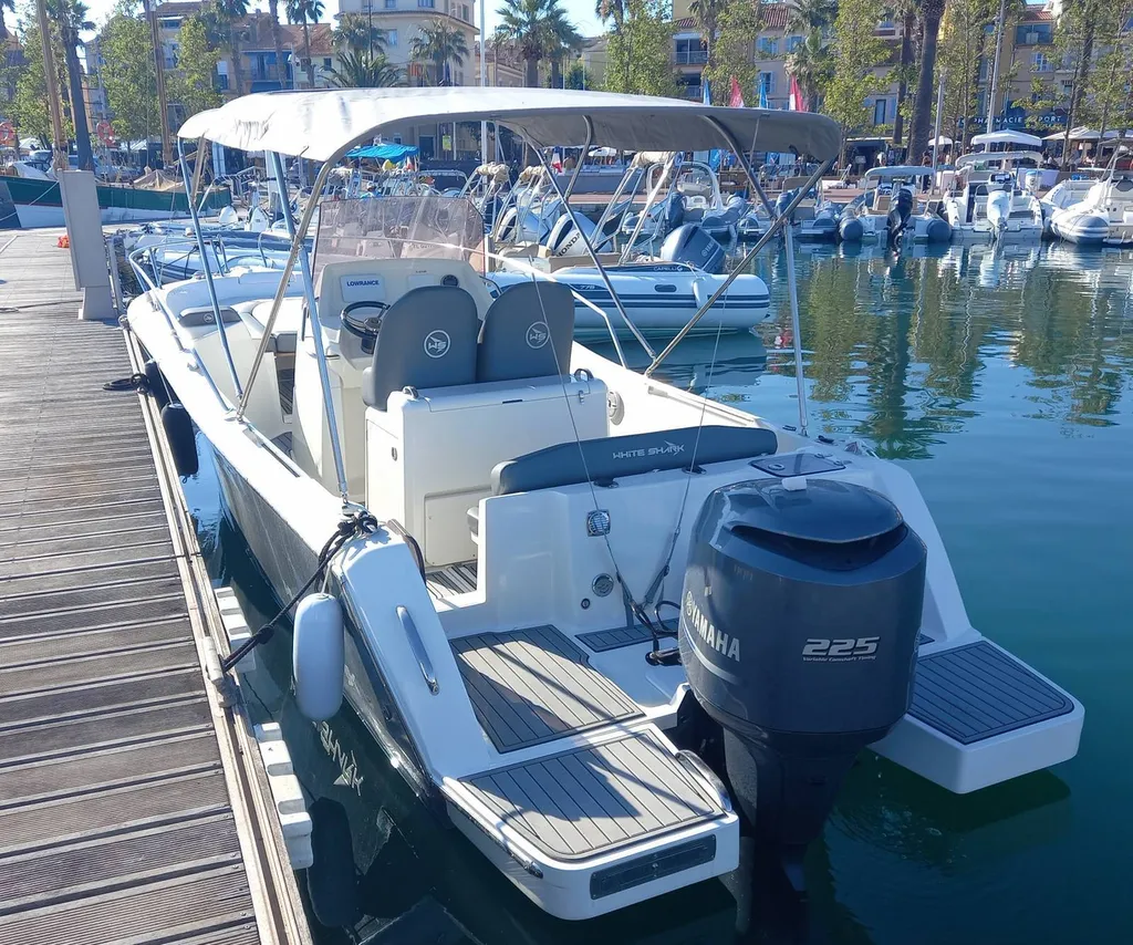 Vedette White Shark à louer à Bandol