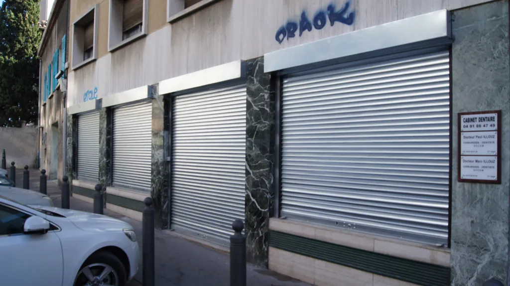 Installer un volet roulant en acier à Marseille pour sécuriser votre local professionnel