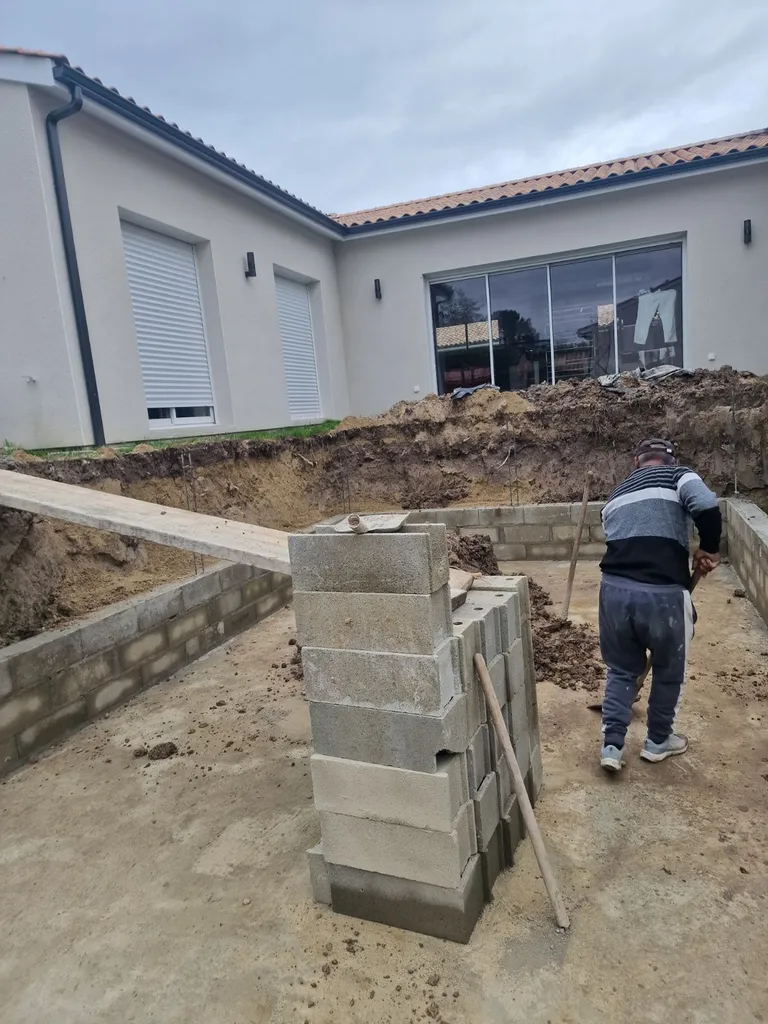 Professionnel sérieux pour la construction d'une piscine 8x4 avec escaliers en angle à Bordeaux