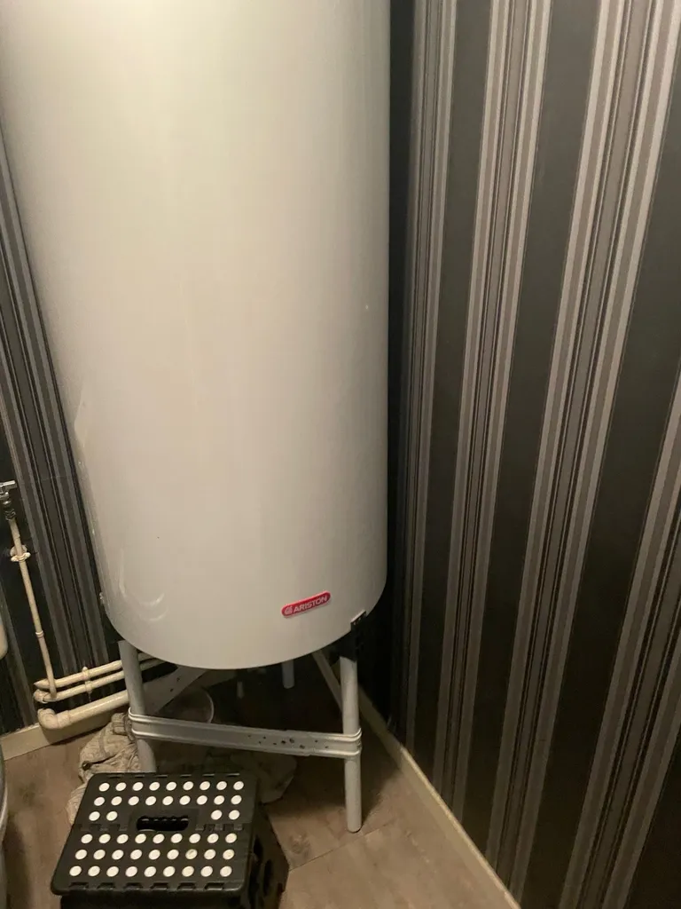 Plombier sérieux sur saint Genis laval pour réparer une fuite d’eau chauffe-eau électrique, proche de Gerland 69007.