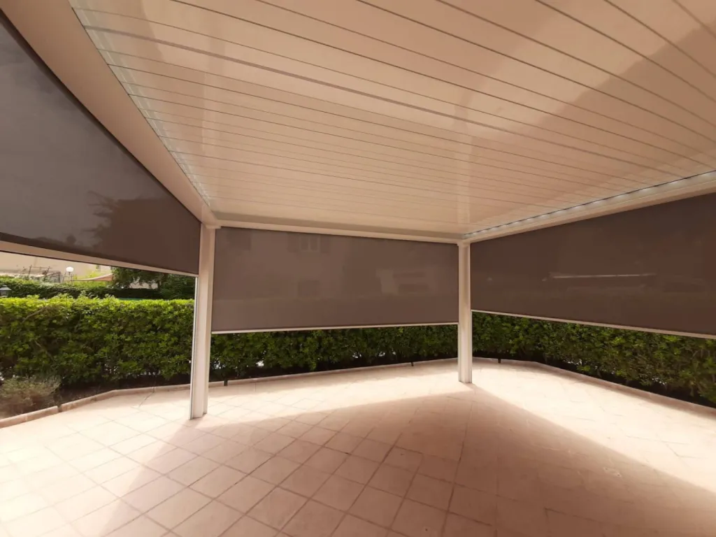 Installer un store toiles vertical sur une pergola bioclimatique à Cannes