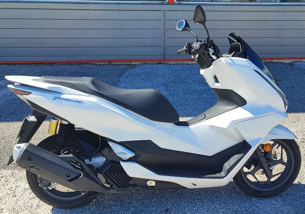 HONDA PCX 125 DX DU 03/2025 AVEC 900 KM.