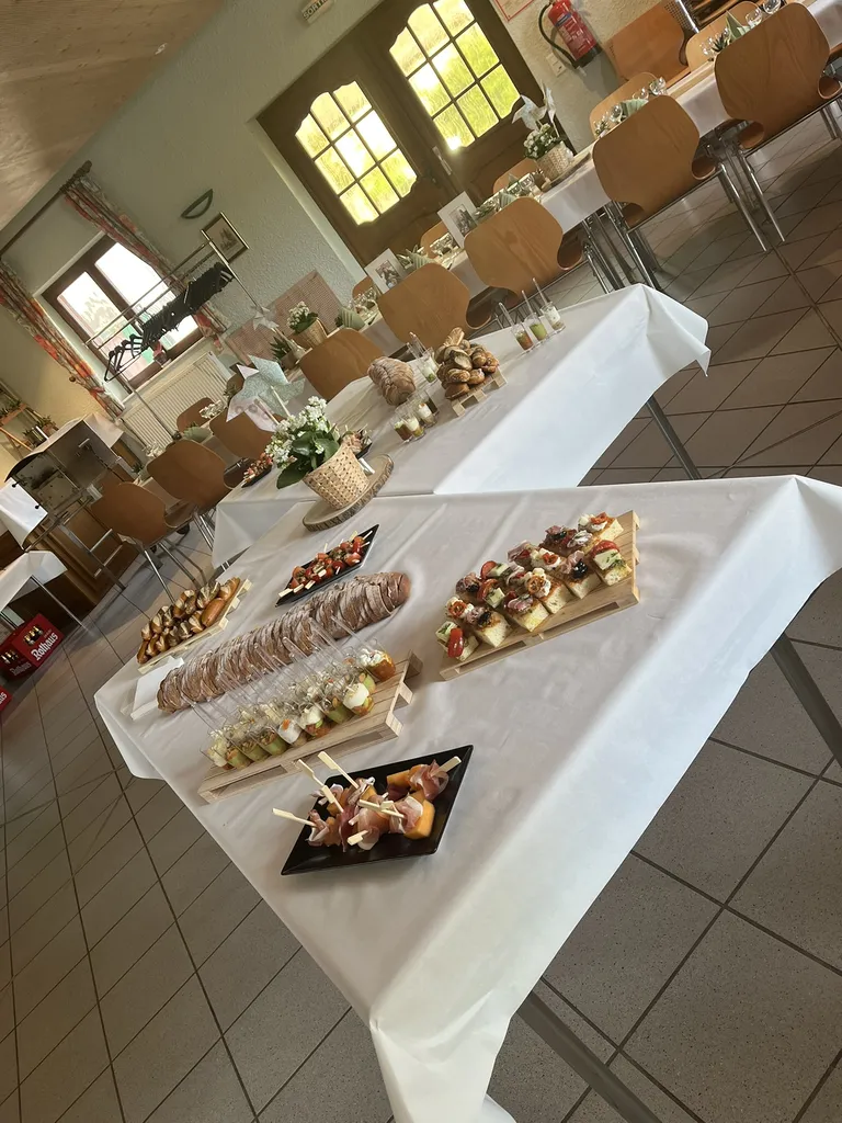 Cocktail apéritif à Sarreguemines : assortiment généreux de bouchées maison, verrines créatives et pièces salées préparées avec produits locaux de qualité