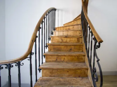 photographe d'architecture à Lyon reportage photographique de la réhabilitation d'un hôtel particulier en logements montée d'escaliers en bois pour accès au 3ème étage