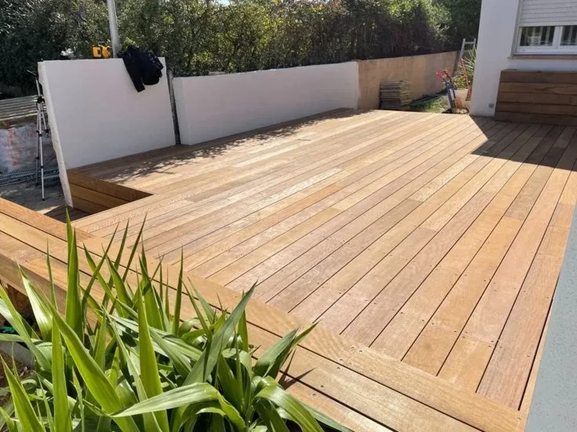 Réalisation RENOVAZ à Blagnac : Création d'une terrasse d'exception en bois exotique sur mesure avec du bois de qualité