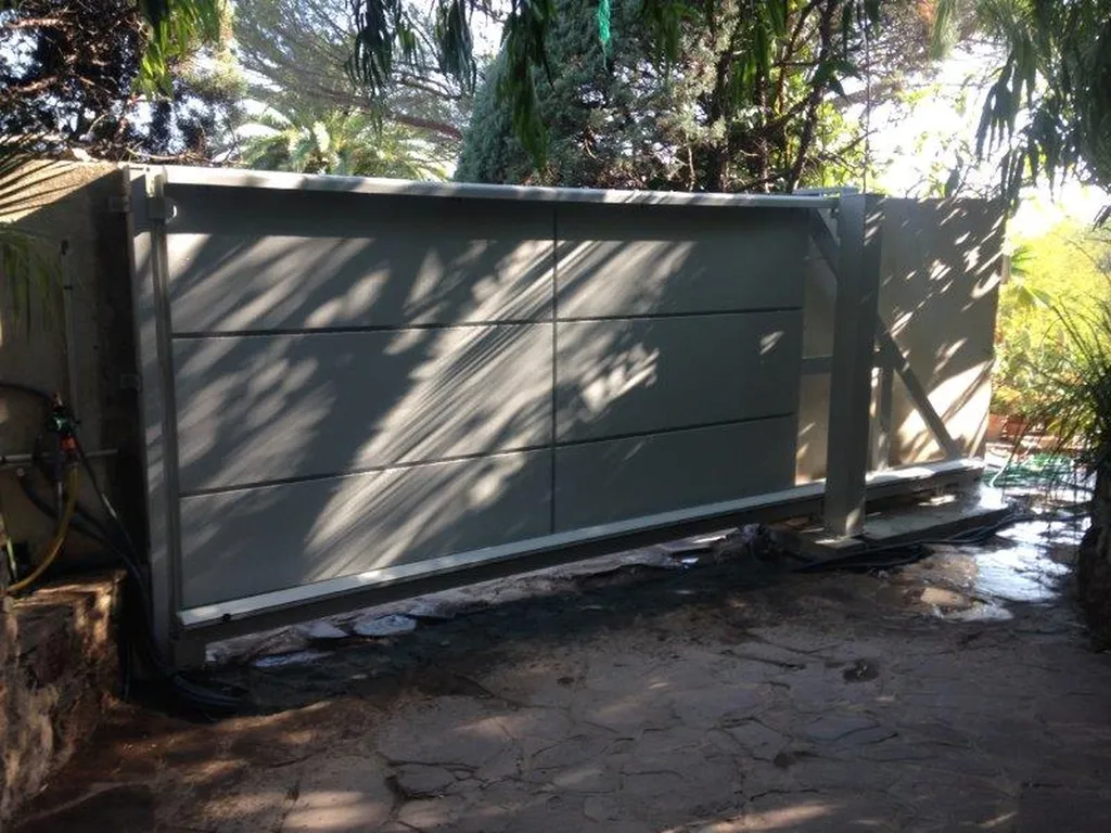 Installation de portail Coulissant Autoportant en Corse
