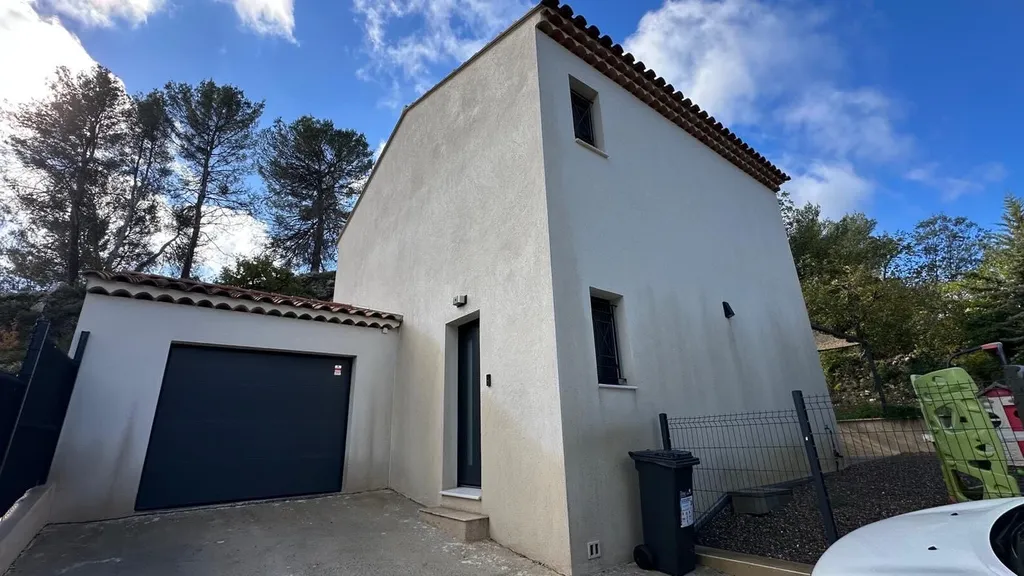 Installation de Porte d’Entrée et d’une Porte de Garage pour une construction neuve à Aix Nord