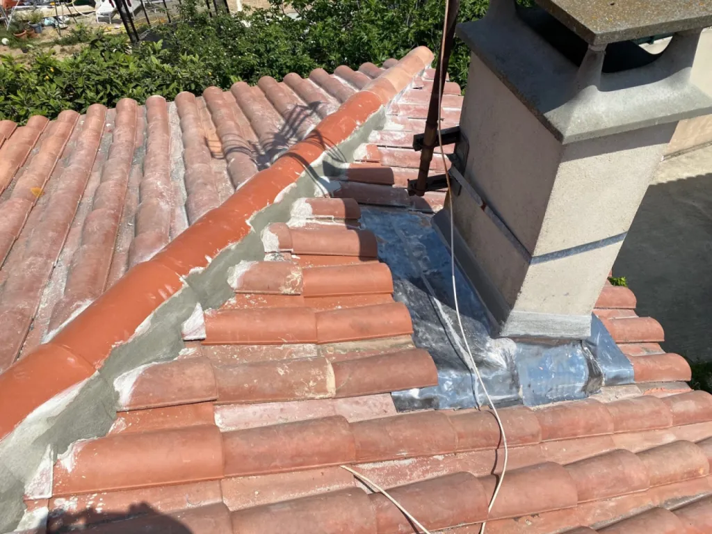 Réparation d’une toiture avec changement du tour de cheminée sur Marignane près de Martigues.