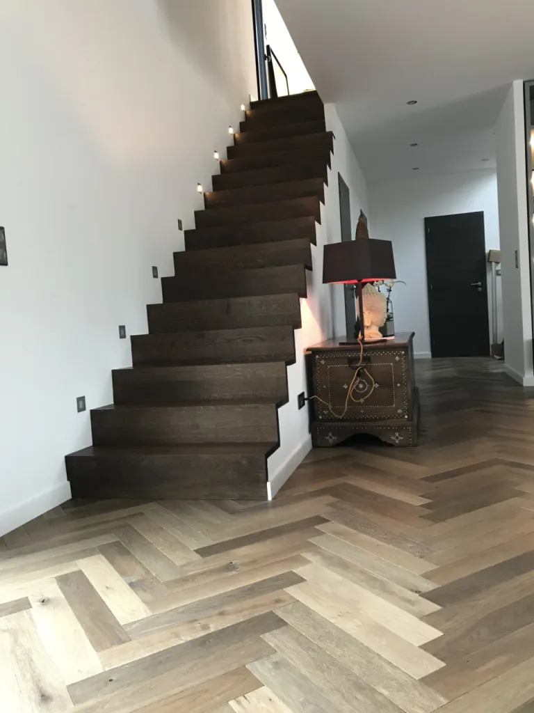 Pose de parquet collée en bâton rompu