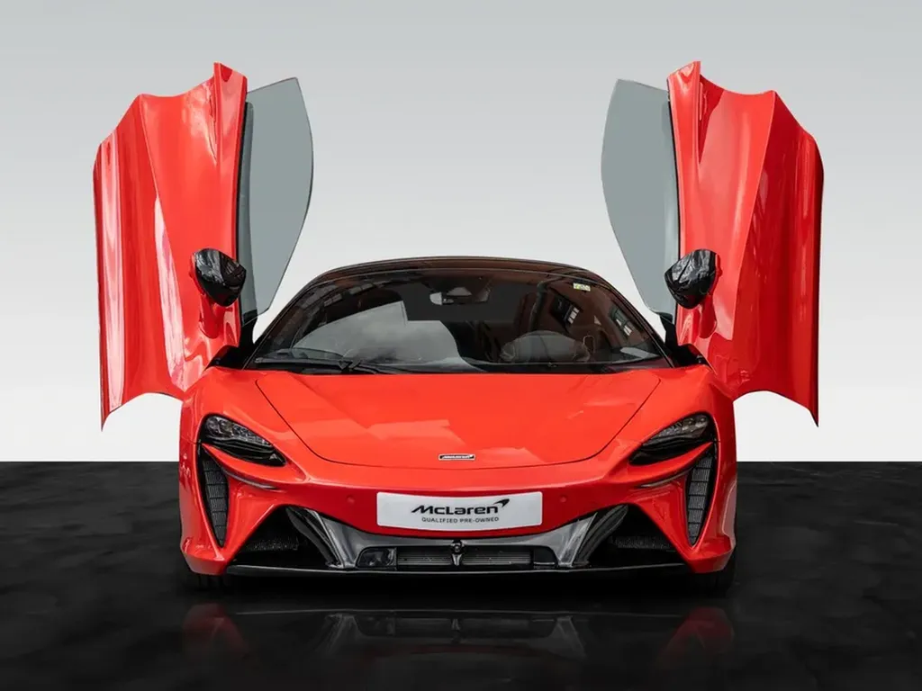 McLaren Artura portes papillon ouvertes supercar Bordeaux