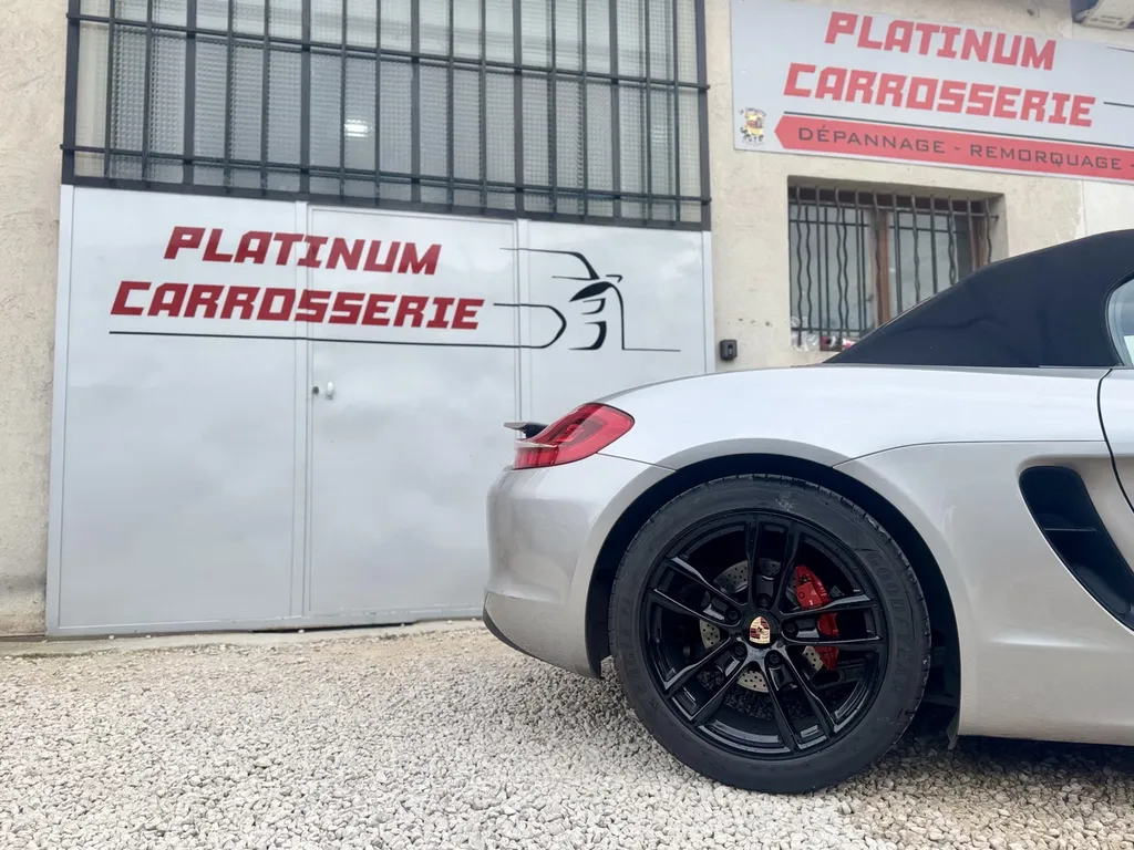 Réparation carrosserie sur une Porsche Boxster spécialiste dans la région de Marseille à Carnoux