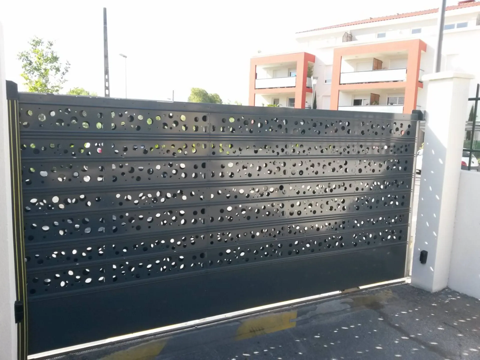 Thermolaquage d'un portail coulissant