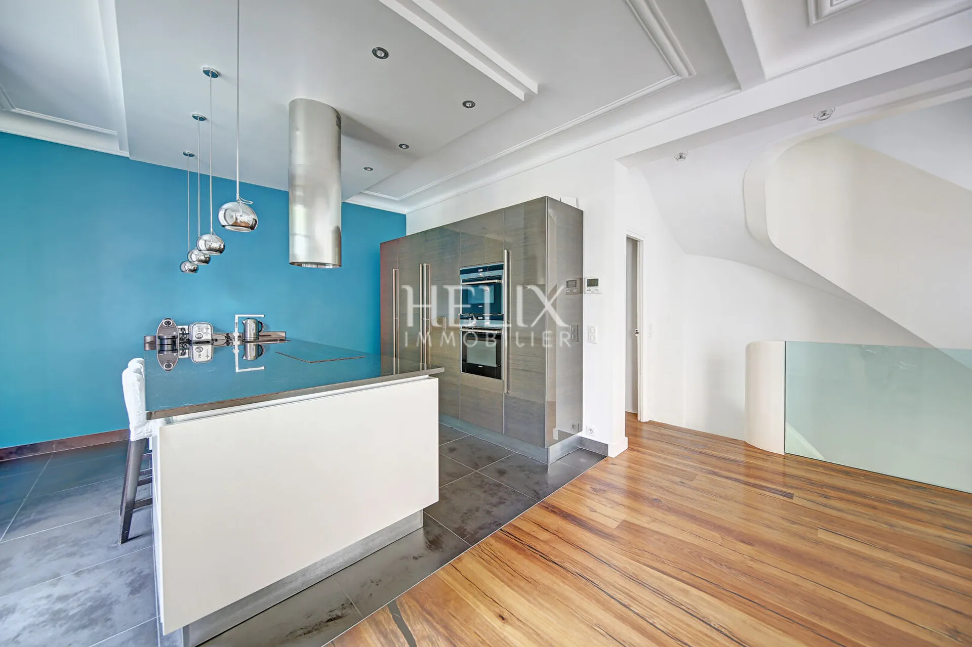 Ancien hôtel particulier à Saint-Germain-en-Laye centre, très belles prestations accès au RER en moins de 5 minutes, les commerces du centre ville et la place du marché à 2 minutes