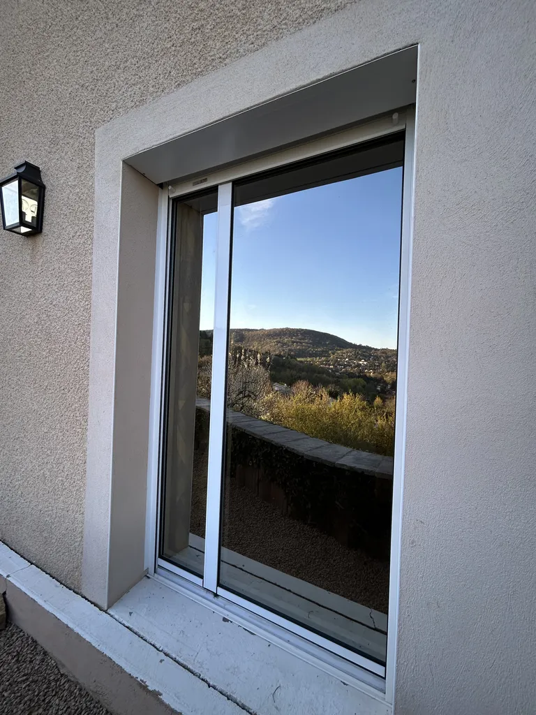 Remplacement de menuiseries bois par des fenêtres aluminium avec meilleur clair de vue et performance énergétique renforcée à Couzon-au-Mont-d’Or (Rhône 69).