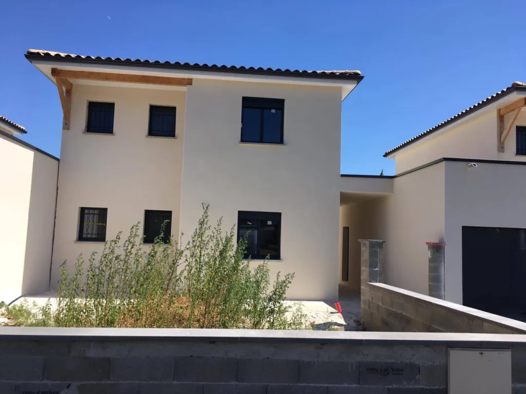 Fabricant de gouttières aluminium Avignon produit design durable compatible avec toit plat ou incliné