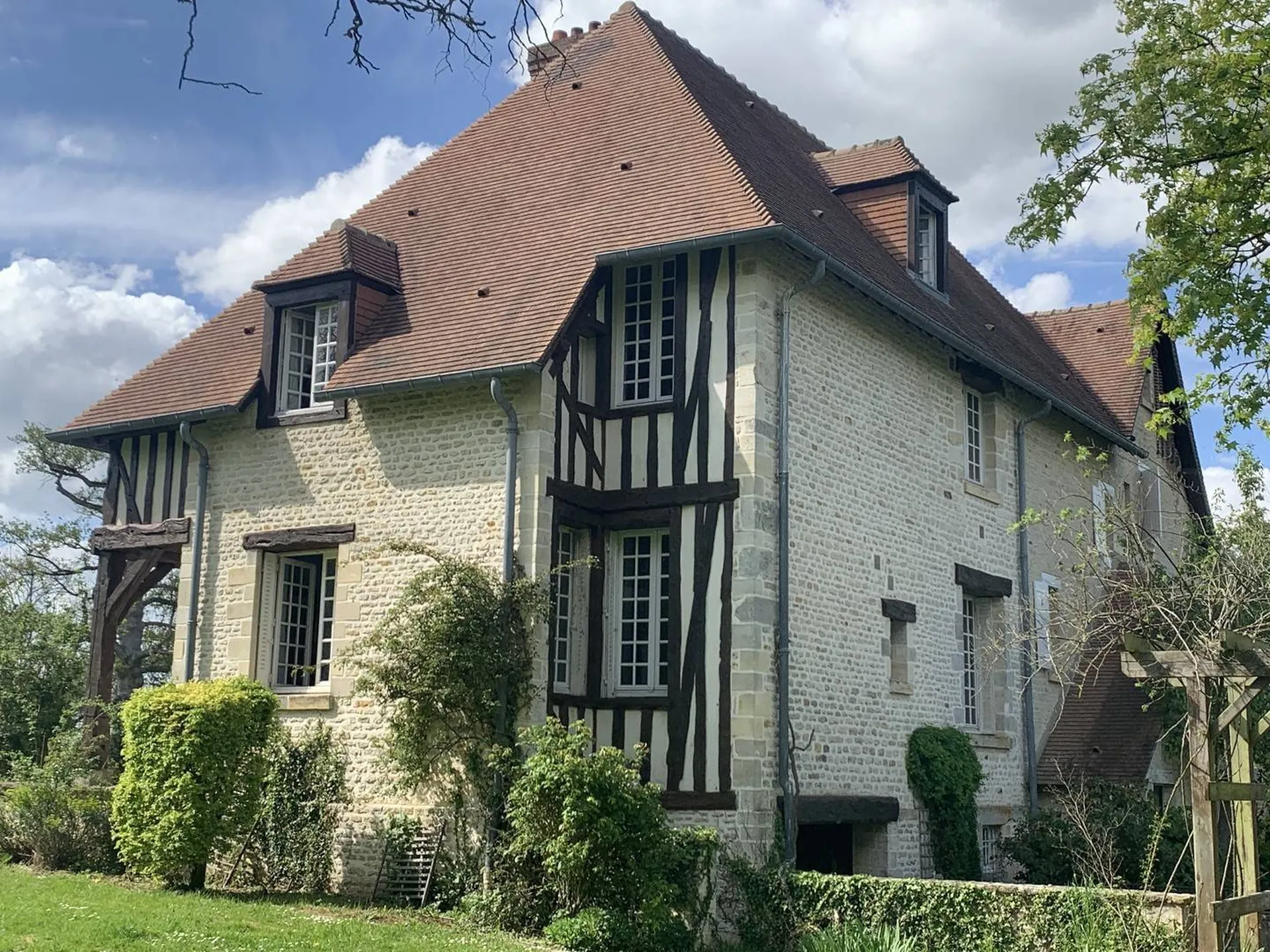Acquisition - Dans l'ORNE (61000) propriété de 8ha80a avec un manoir en colombages et pierres