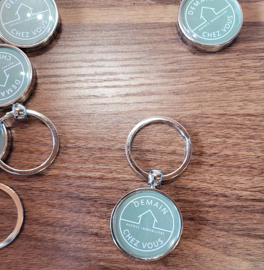 Porte-clés, badges et plaques gravées personnalisés petits formats à Aubagne proche de La Penne sur Huveaune