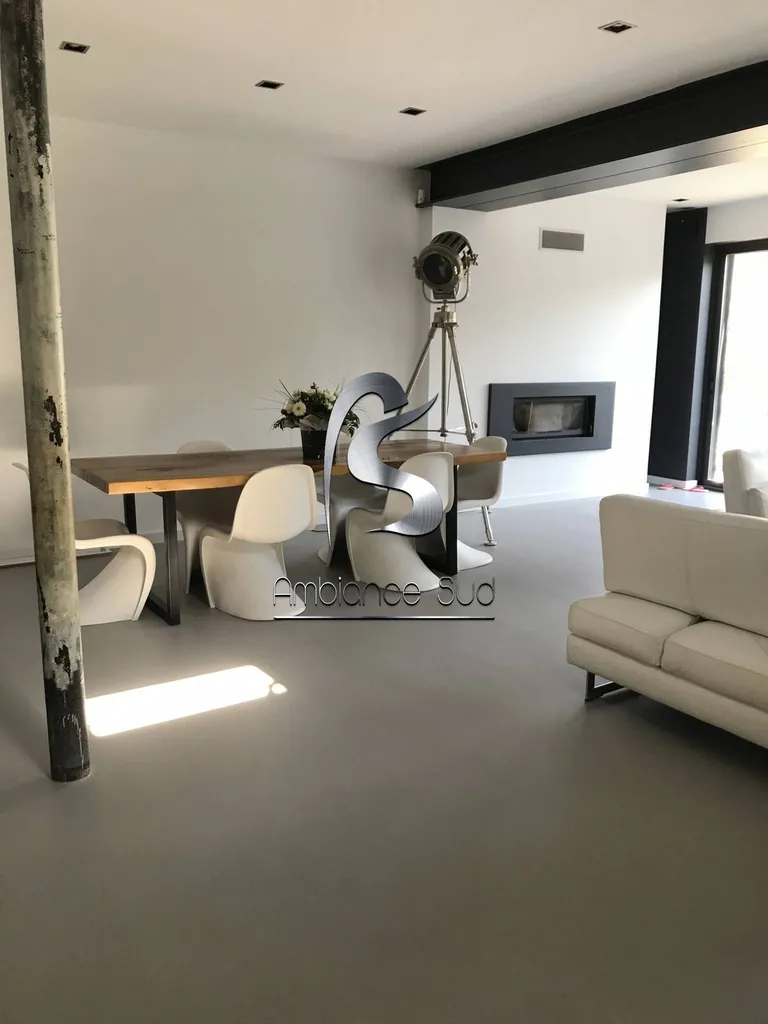 Béton ciré coulé en chape mince fibre teinte à la Seine sur mer