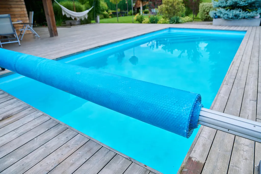 Bâche ou volet de piscine au Cap-Ferret : quelle solution choisir pour protéger efficacement votre bassin selon vos usages ?