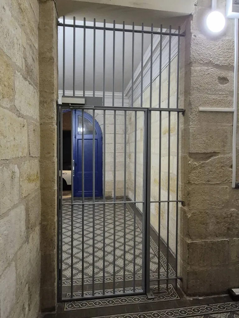 Pose de serrurerie et métallerie sur mesure pour sécurisation d’entrée d’immeuble en Gironde.