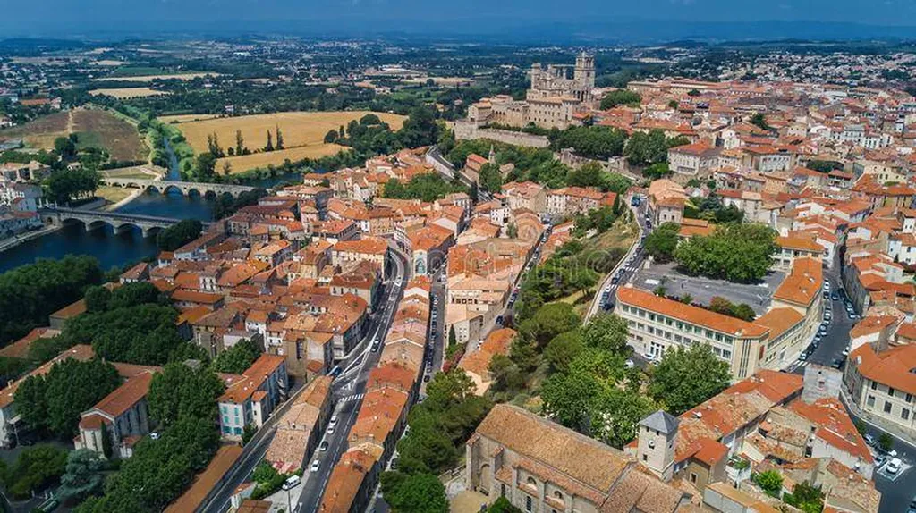 Béziers à 20km de la station balnéaire de Vias Village