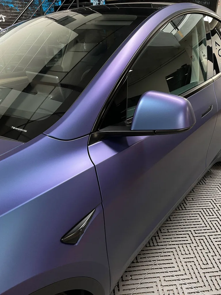 Covering complet - Matt purple blue iridescent sur une Tesla model Y de Grenoble