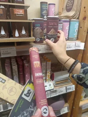 Les encens, la sauge blanche, les résines et buvard d'encens pour purifier votre maison, pour vous relaxer sont chez Saveur Nature à Belleville en Beaujolais.