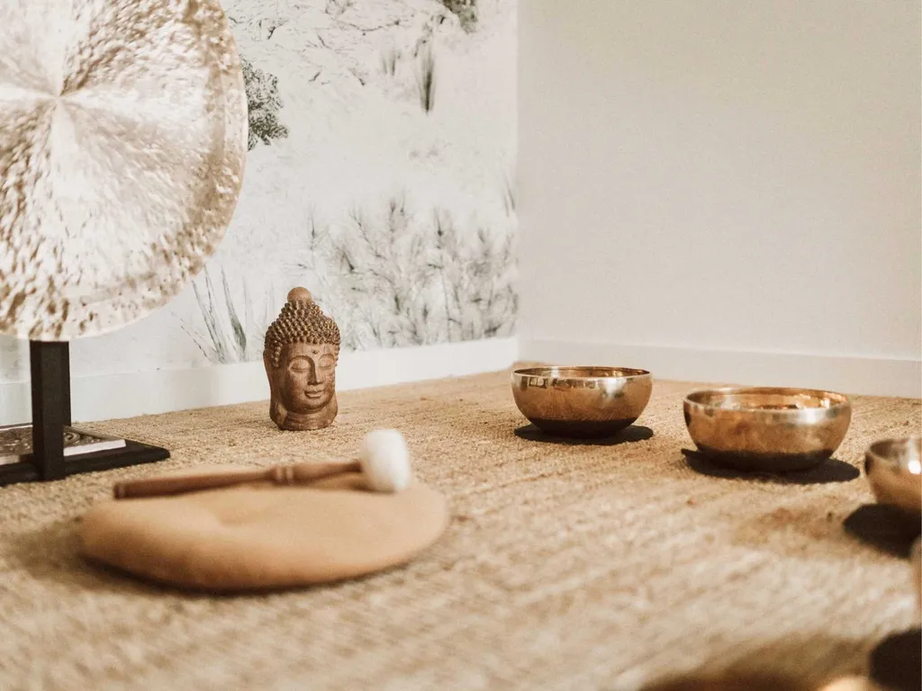 Relaxation sonore aux bols tibétains et instruments vibratoires pour apaiser le mental réduire le stress et favoriser une détente profonde durable à Pessac