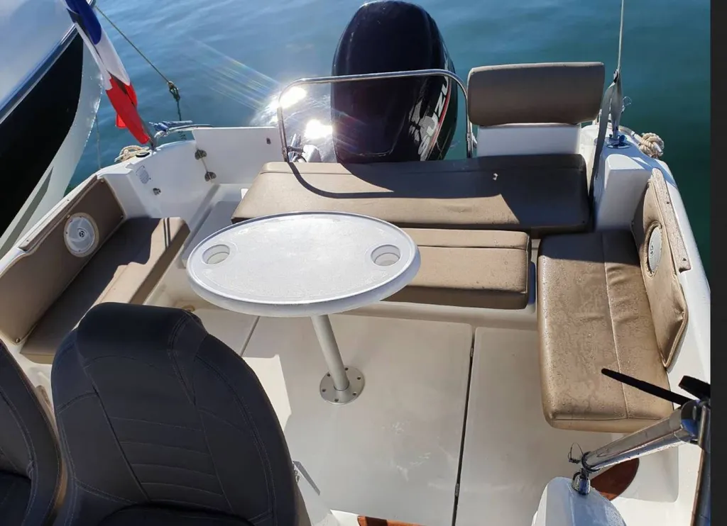 Louez au mois d'août un bateau vedette à Bandol
