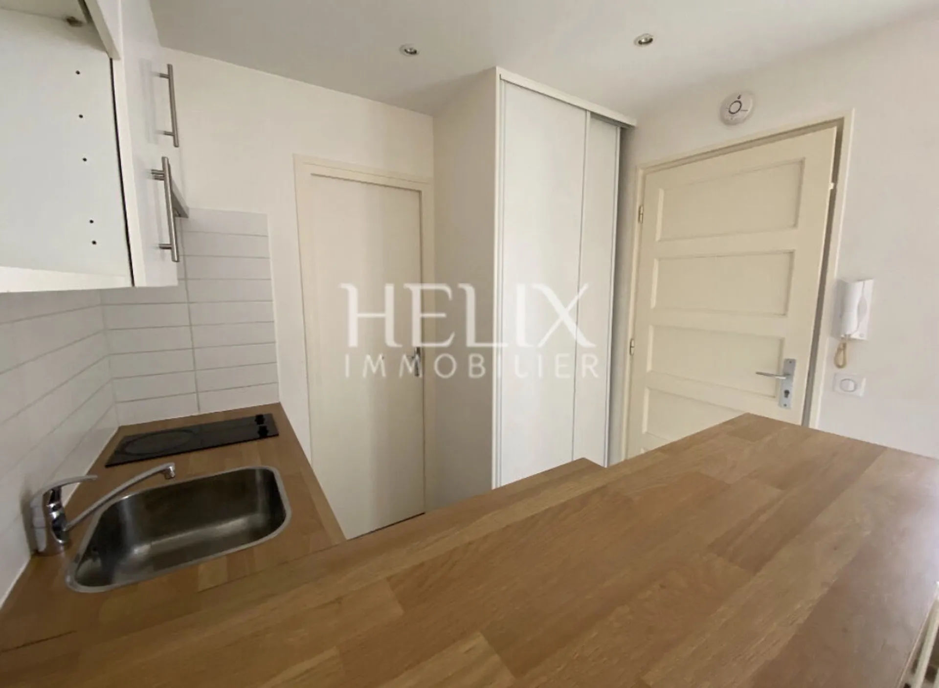 En exclusivité dans notre agence, location studio au calme en plein coeur du quartier historique de Saint Germain en Laye