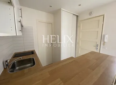 En exclusivité dans notre agence, location studio au calme en plein coeur du quartier historique de Saint Germain en Laye