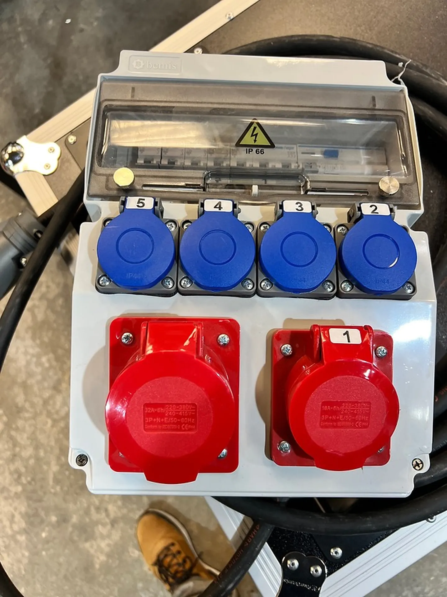 COFFRET ELECTRIQUE 32A TRI VERS 1X 32A TRI + 1X16ATRI+ 4 PC 16A MONO