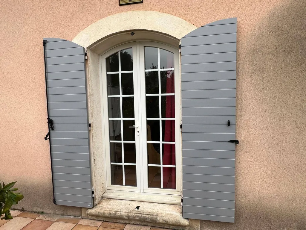 Installation de volets battants provençaux en composite sur mesure entre Nîmes et Montpellier