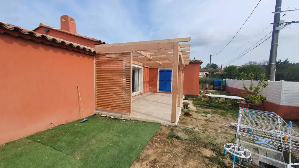 Pergola bois 8x3.5m en appui maison Rocbaron, conception et pose