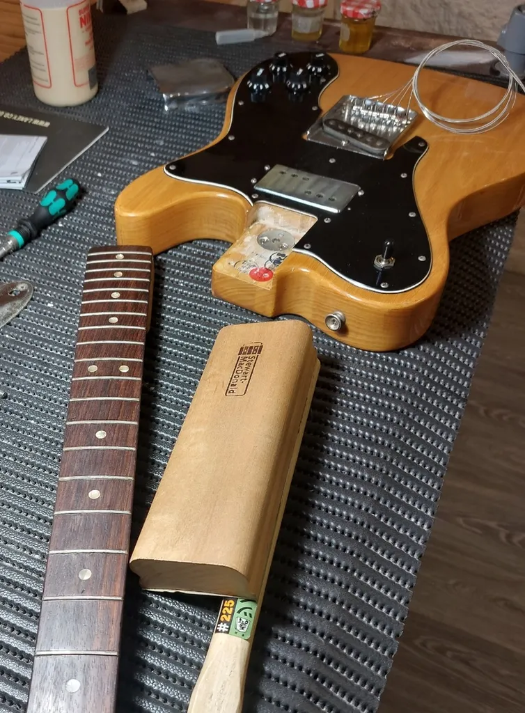 Remplacement et réglage de micros sur une Fender Telecaster par luthier professionnel à Sète, expert guitare électrique dans l’Hérault