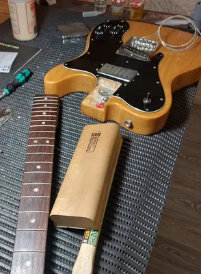 Remplacement et réglage de micros sur une Fender Telecaster par luthier professionnel à Sète, expert guitare électrique dans l’Hérault