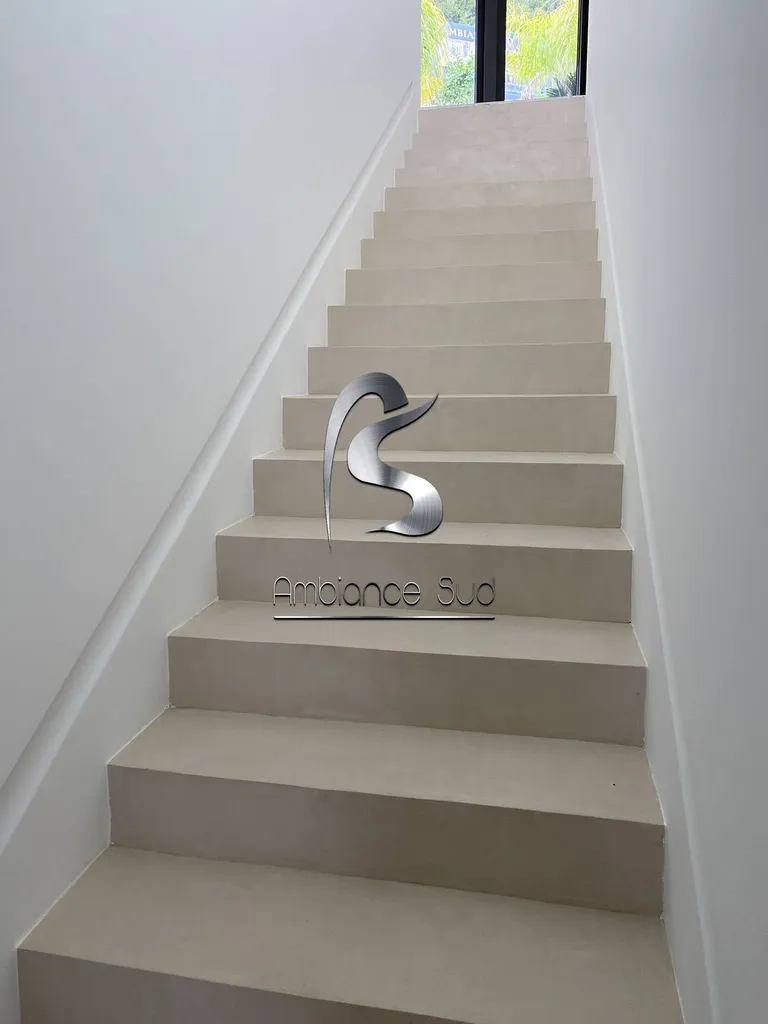 Rénovation en béton ciré taloché beige d’un escalier pour le moderniser dans une maison aux Issambres à côté Saint Maxime dans le Var 83