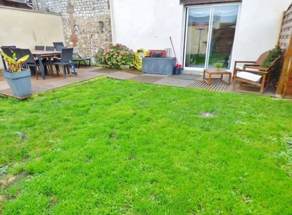 A acheter charmante maison rénovée avec goût de 75m² sur un terrain de 250m² avec terrasse et garage sur la commune de SAINT PIERRE LES ELBEUF 76320