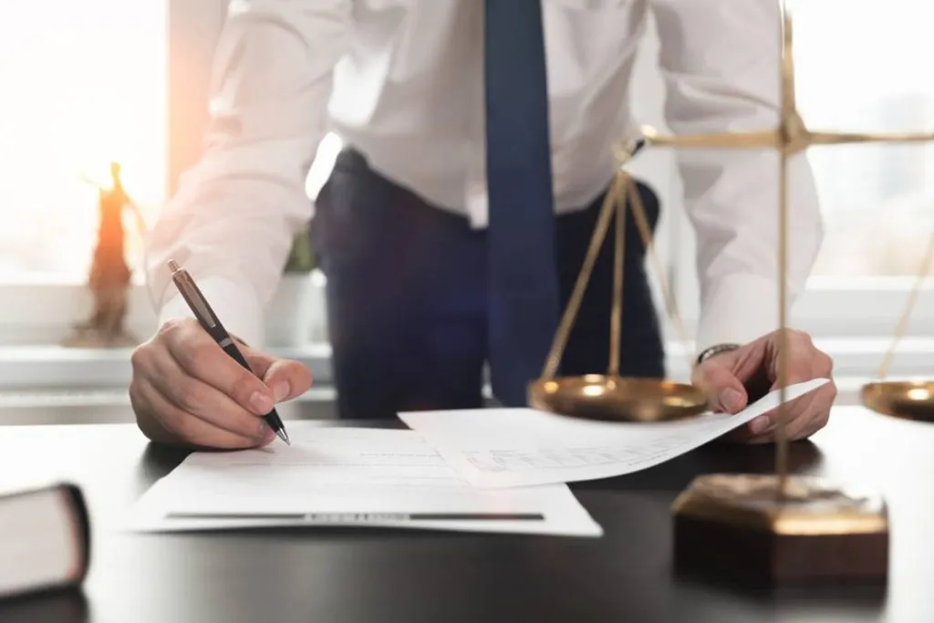 Dirigeant hésitant à signer un pacte Dutreil pour transmettre son entreprise