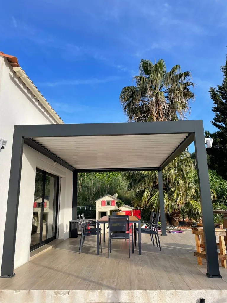 Pergola bioclimatique en aluminium sur Martigues