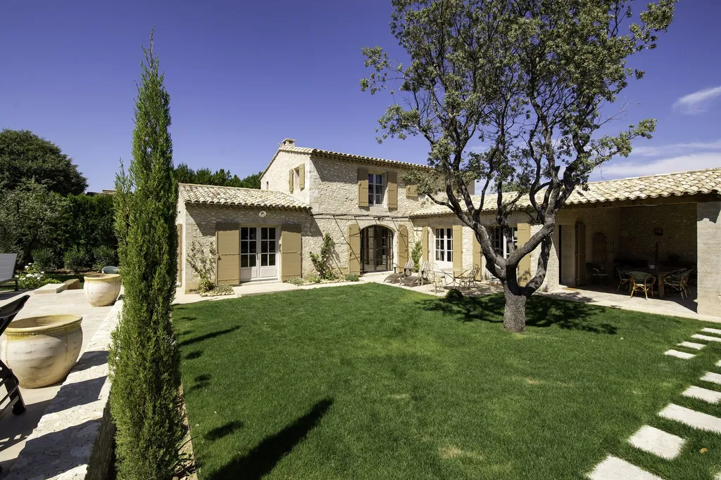 mas provençal de charme avec piscine et grand jardin arboré