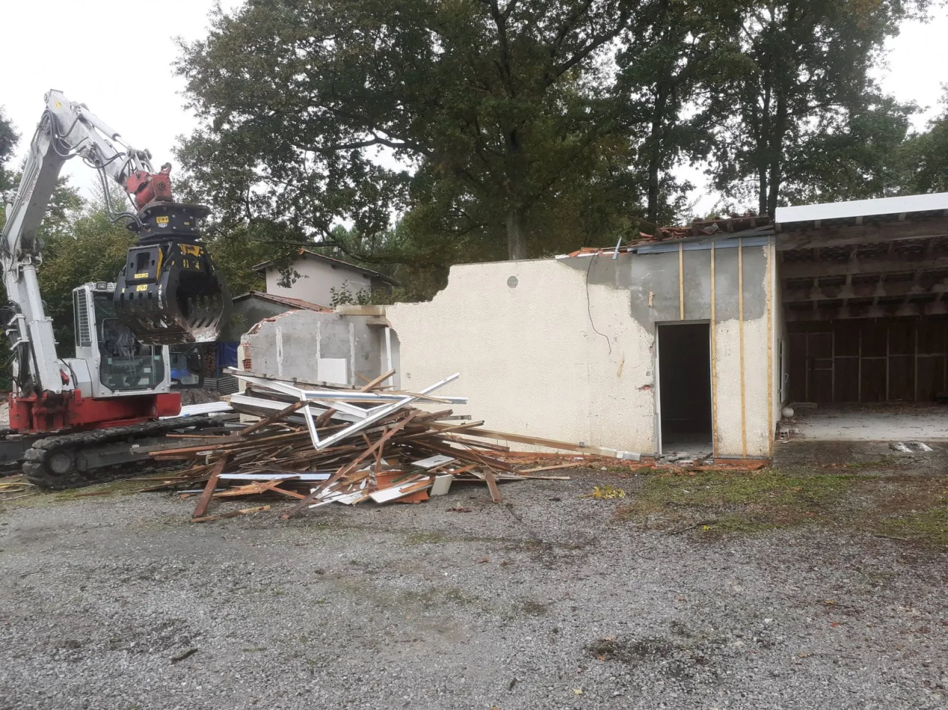 Démolition d'un garage attenant à une maison à Bègles proche de Bordeaux