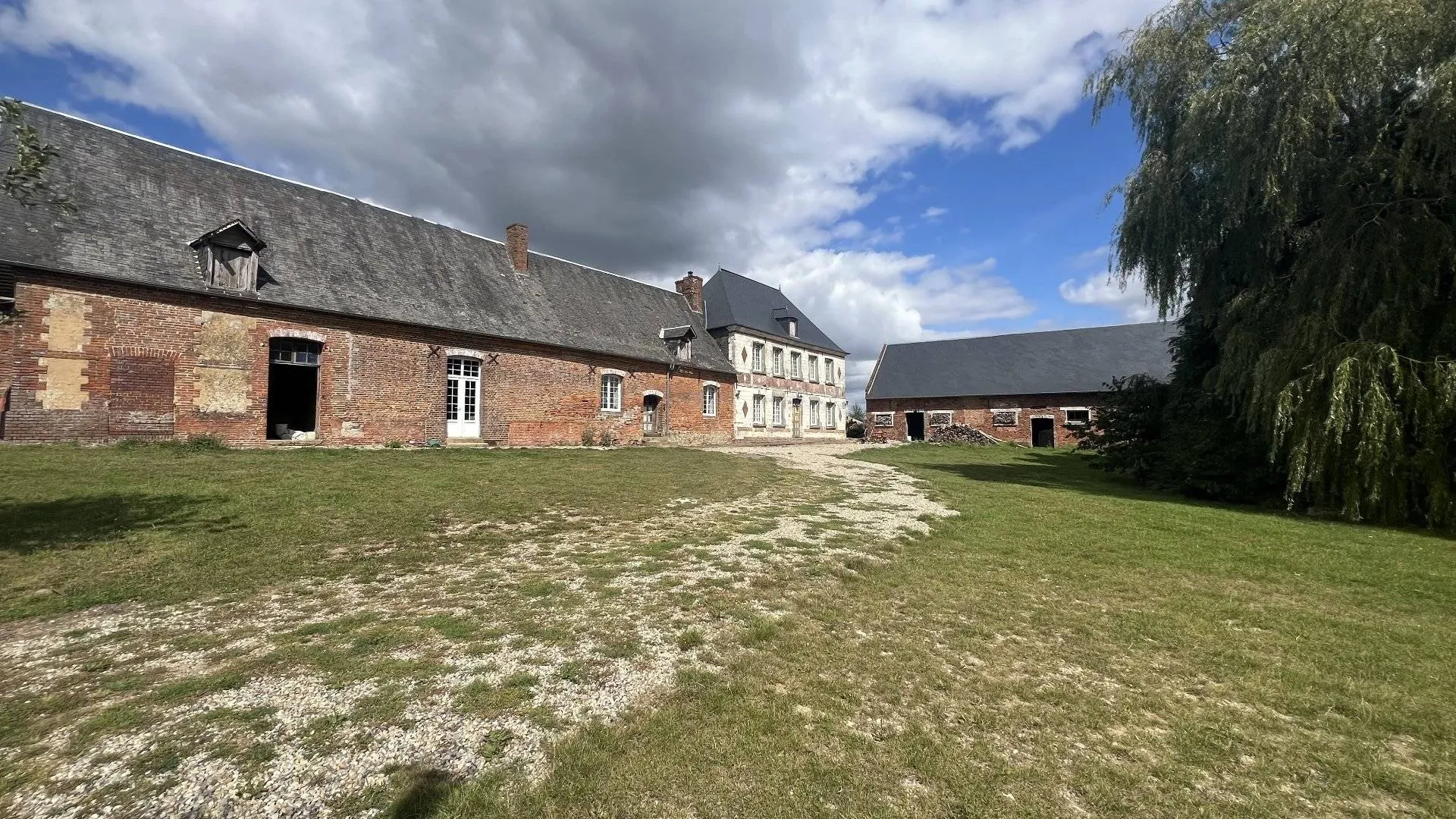 Propriété de charme 190m² dans le Pays de Bray, 6 pièces, 2 chambres, combles aménageables, sur 6000m² arborés avec plan d’eau, dépendances 150m² et hangar 700m², Haudricourt 76340.