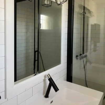 Salle d’eau contemporaine avec douche à l’italienne et matériaux naturels raffinés, par l'Atelier D, architecte d'intérieur à Bordeaux