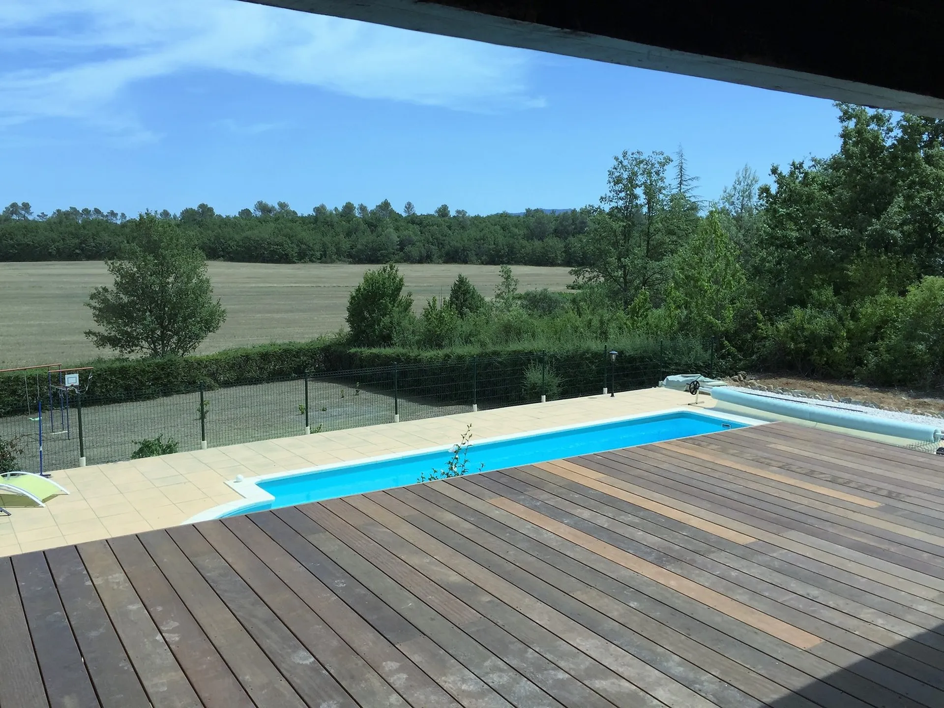 Terrasse bois Itauba à St Maximin sur structure poutre et lambourdes bois exotiques et plots bétons