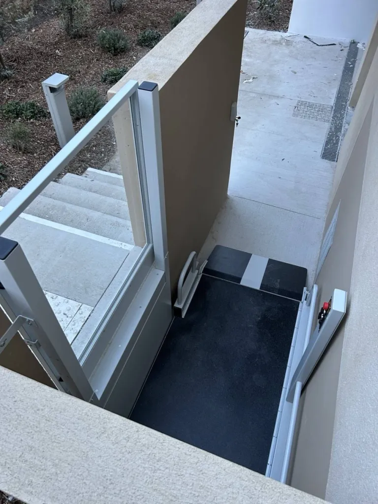 Course élévation de 97 cm maximum pour cet élévateur Liftboy installé en copropriété à Aix en Provence