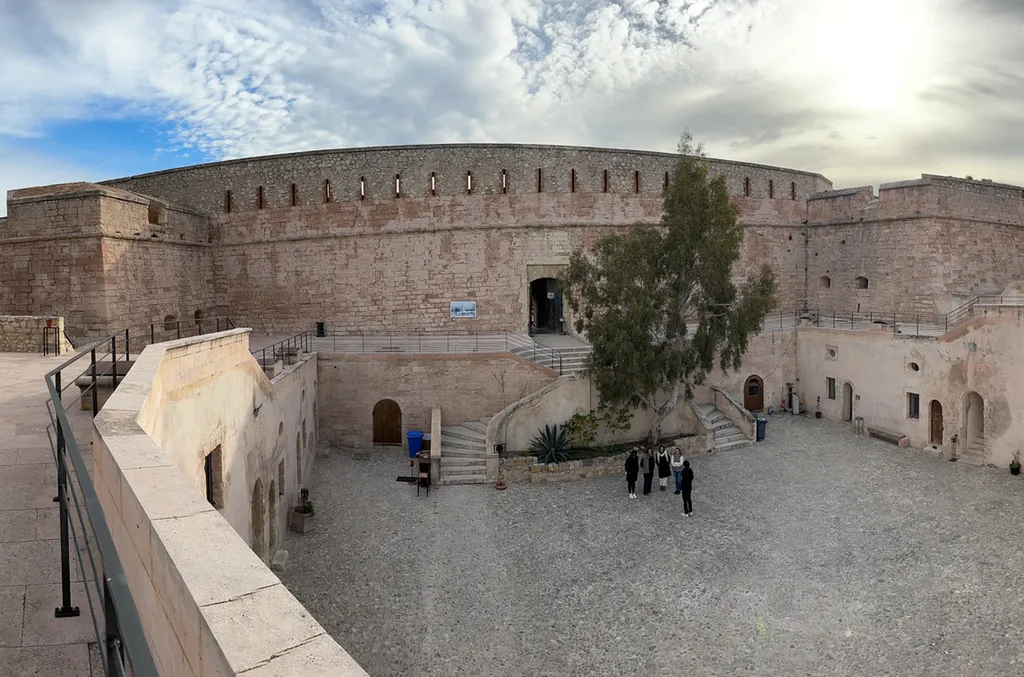 La Citadelle Marseille lieu événementiel mis en  lumière pour l'organisation de vos événements à Marseille Vieux Port